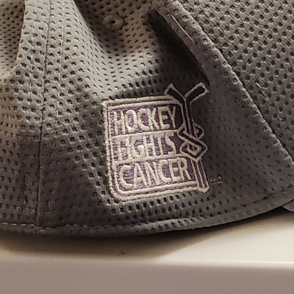 L/XL Calgary Flames Hockey Fights Cancer hat - Picture 4 of 4